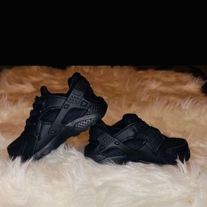 Toddler slide on leather Black Nike  huaraches size 8/9c